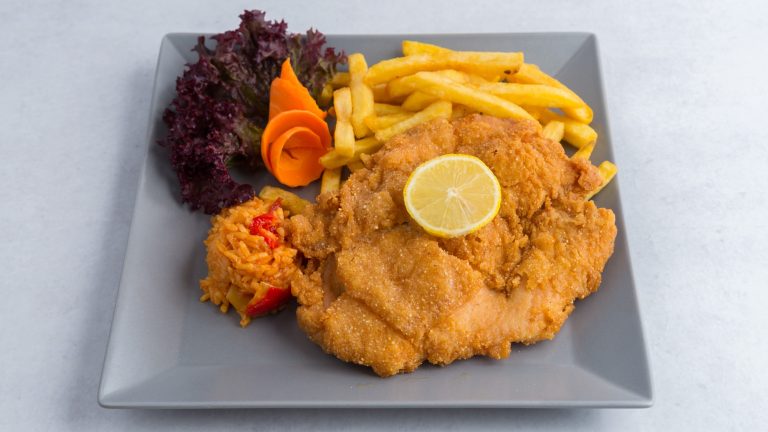 Bečka pileća šnicla Pileća bečka šnicla Novi Sad – pohovana šnicla sa pomfritom i rižom Restoran Dedina Tajna