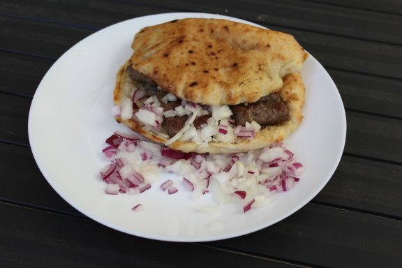 Banjalučki ćevapi sa pomfritom, ajvarom, lukom i paradajzom – Dedina Tajna Novi Sad
