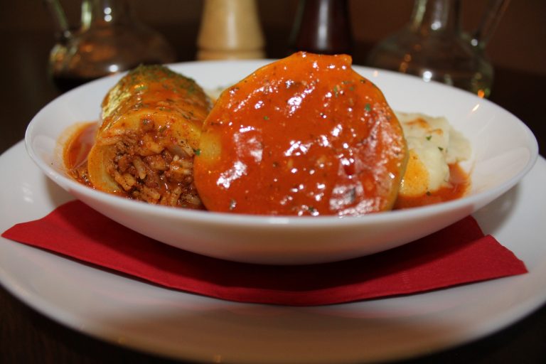 Punjene Tikvice Punjene tikvice sa mlevenim mesom i paradajz sosom – domaće kuvano jelo iz Dedine Tajne Novi Sad