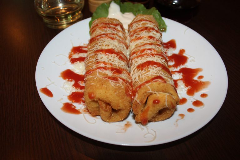 Pohovane palačinke sir šunkarica Pohovane palačinke sa sirom i šunkaricom Novi Sad – toplo predjelo Restoran Dedina Tajna