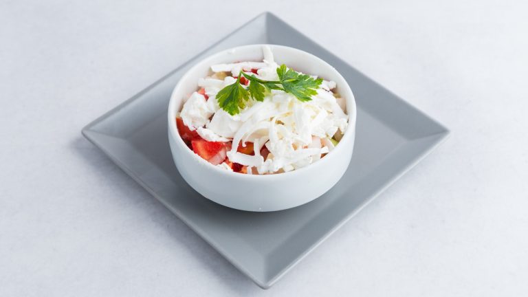 Šopska salata Šopska salata sa sirom, paradajzom, krastavcem i paprikom – tradicionalna salata iz restorana Dedina Tajna Novi Sad