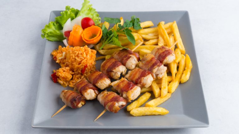 Pileći ražnjići u slanini Pileći ražnjići u slanini sa pomfritom i pirinčem – Dedina Tajna Novi Sad