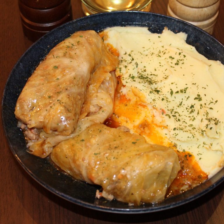 Sarma sa pire krompirom – tradicionalno kuvano jelo u restoranu Dedina Tajna Novi Sad