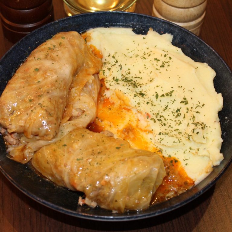 Sarma sa pire krompirom – tradicionalno kuvano jelo u restoranu Dedina Tajna Novi Sad