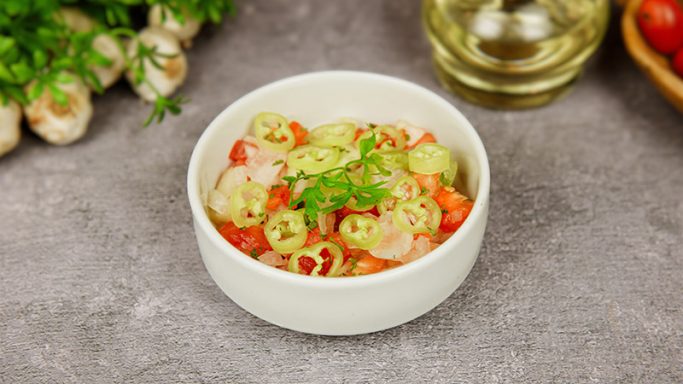 Srpska salata sa paradajzom, lukom i paprikom – tradicionalna salata u restoranu Dedina Tajna Novi Sad