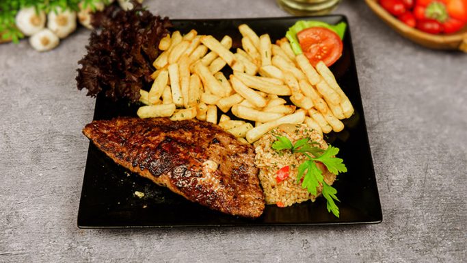 Punjena pljeskavica sa pomfritom, roštilj specijalitet Dedina Tajna Novi Sad