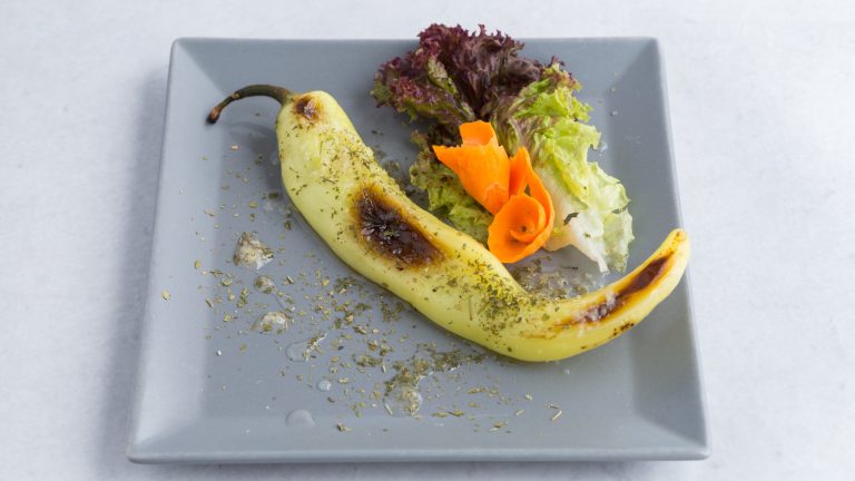 Pečena paprika Pečena paprika sa belim lukom i začinima – domaća salata iz Dedine Tajne Novi Sad