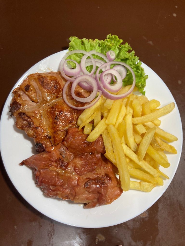 Dimljeni pileći batak Dimljeni pileći batak sa pomfritom i svežom salatom u restoranu Dedina Tajna Novi Sad.