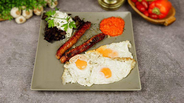 Jaja i kobasice Jaja i kobasice doručak Novi Sad – tri jaja na oko i roštilj kobasice Restoran Dedina Tajna