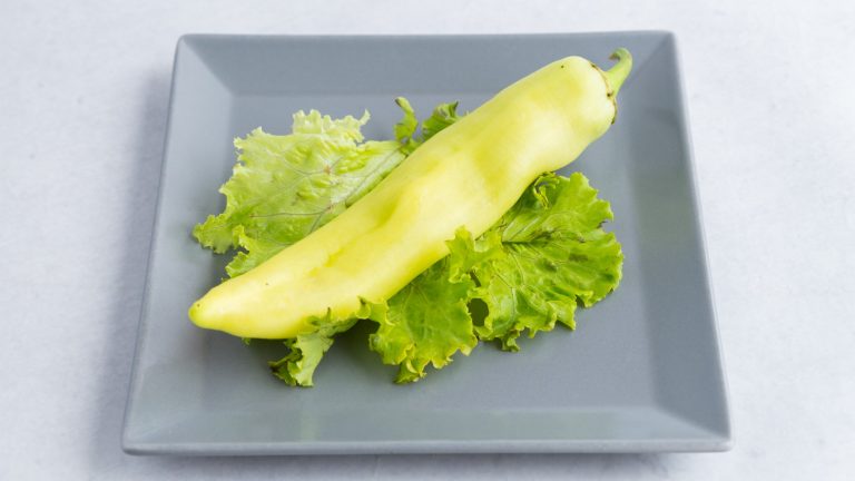 Sveža paprika Sirova paprika kao prilog – svež dodatak uz kuvana jela iz restorana Dedina Tajna Novi Sad