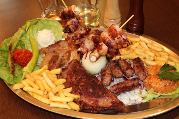 Mešano meso sa roštilja, ćevapi, kobasice i pljeskavica u Novom Sadu
