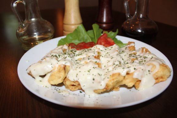 Restoran Dedina Tajna nudi jela rostilj, leskovacki rostilj, kuvana jela, gotova jela, ketering.