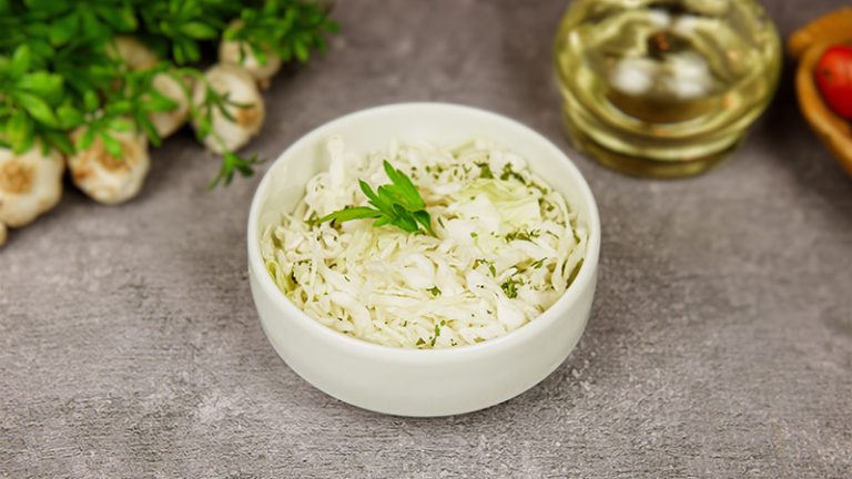 Kupus salata Kupus salata sa maslinovim uljem i začinima – domaća salata iz restorana Dedina Tajna Novi Sad