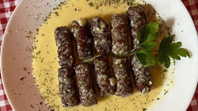 Ćevapi u sosu od kajmaka, specijalitet roštilja Dedina Tajna Novi Sad