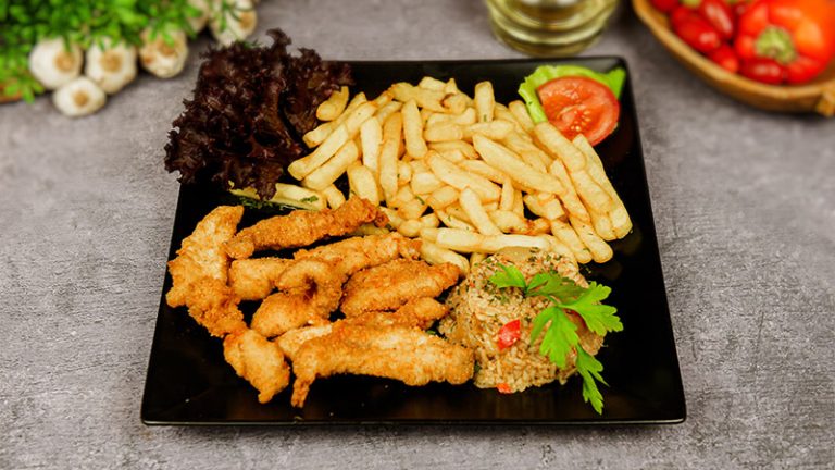 Šta god – pileći prstići Šta god dečiji meni Novi Sad – pileći prstići sa pomfritom Restoran Dedina Tajna