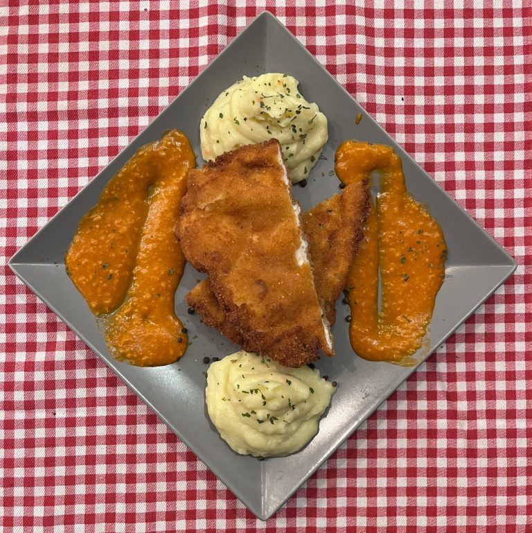 Vojvođanski meni Vojvođanski meni Novi Sad – pileća supa, pileća bečka šnicla, pire krompir i paradajz sos Restoran Dedina Tajna