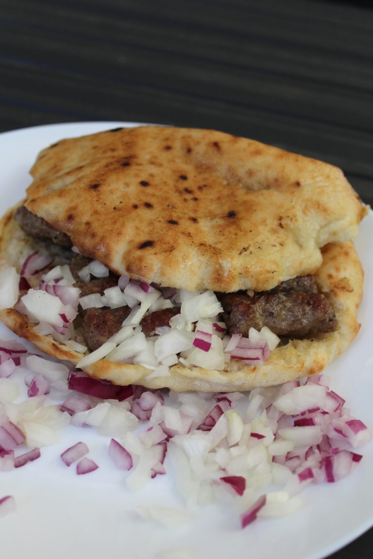 Sarajevski ćevap u lepinji Sarajevski ćevap u lepinji sa crnim lukom – restoran Dedina Tajna Novi Sad