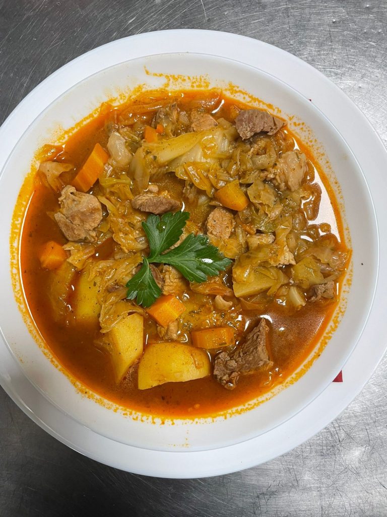 Slatki Kupus Slatki kupus sa svinjskim mesom i povrćem – tradicionalno kuvano jelo iz restorana Dedina Tajna Novi Sad