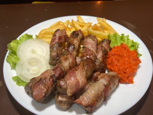 Rolovani ćevapi u slanini sa ajvarom i pomfritom – Dedina Tajna Novi Sad