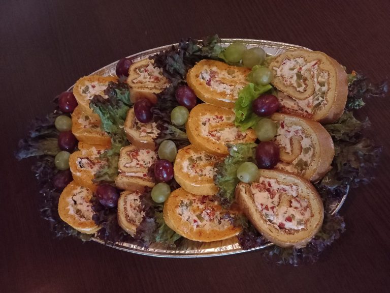 Tacna rolata Tacna slanih rolata sa krem sirom, paprikom i krastavcem u restoranu Dedina Tajna Novi Sad