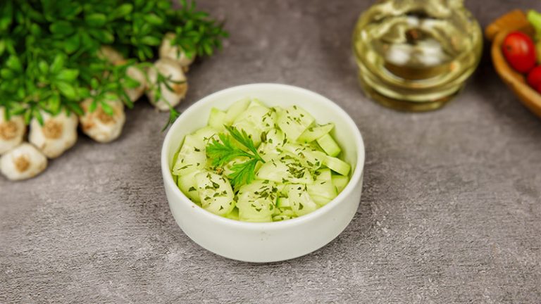 Krastavac salata Salata od krastavaca sa peršunom – osvežavajući prilog iz restorana Dedina Tajna Novi Sad