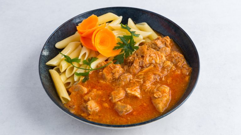 Gulaš Gulaš sa testeninom – ručak Novi Sad | Dedina Tajna