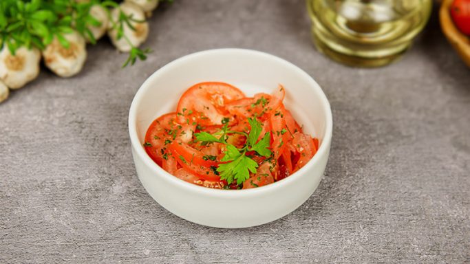 Paradajz salata sa začinima – sveža domaća salata iz restorana Dedina Tajna Novi Sad