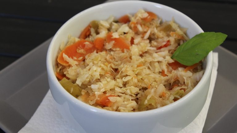 Mešana salata Mešana salata Novi Sad – kombinacija rendanog i seckanog povrća Restoran Dedina Tajna