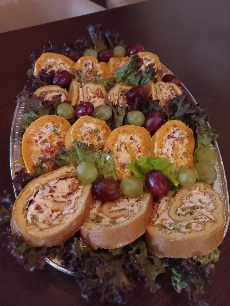 Velika tacna rolata Pogled odozgo na tacnu slanih rolata za slavu u restoranu Dedina Tajna Novi Sad