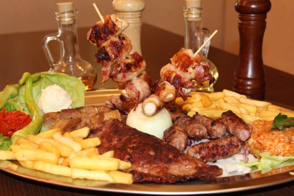 Velika porcija mešanog mesa – ćevapi, ražnjići, rebarca i prilog – Dedina Tajna Novi Sad
