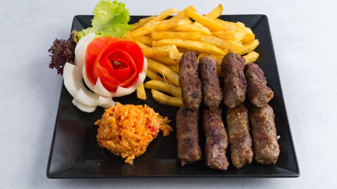 Ćevapi sa pomfritom i prilogom, roštilj u restoranu Dedina Tajna Novi Sad