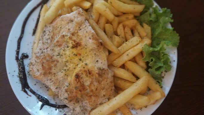 Pileće belo sa pomfritom, lagani roštilj obrok u Dedina Tajna Novi Sad