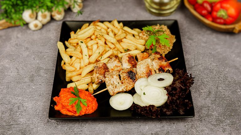 Svinjski ražnjići Svinjski ražnjići sa pomfritom, ajvarom i pirinčem u restoranu Dedina Tajna Novi Sad.
