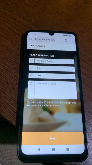Prikaz formulara za online rezervaciju prostora za proslave u restoranu Dedina Tajna Novi Sad na mobilnom telefonu.