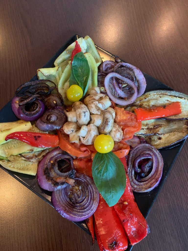 Grilovano povrće Grilovano povrće Novi Sad – mix povrća sa roštilja Restoran Dedina Tajna