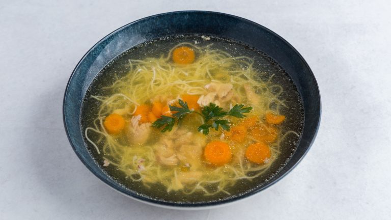 Vojvođanski meni supa Vojvođanski meni Novi Sad – pileća supa, pileća bečka šnicla, pire krompir i paradajz sos Restoran Dedina Tajna