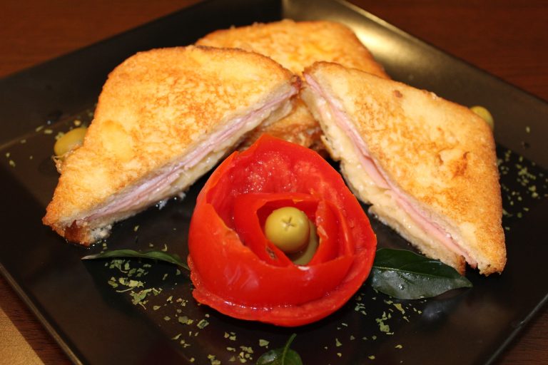 Punjenje prženice Punjenje prženice sa sirom i šunkaricom Novi Sad – doručak Restoran Dedina Tajna