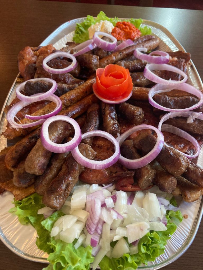Mešano meso Velika roštilj plata sa ćevapima, kobasicama, rebarcima i prilozima u restoranu Dedina Tajna Novi Sad.