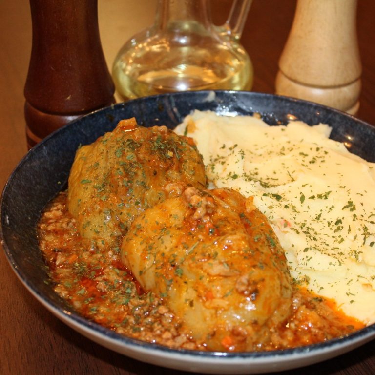 Punjene paprike sa mesom i pire krompirom – domaće kuvano jelo iz restorana Dedina Tajna Novi Sad