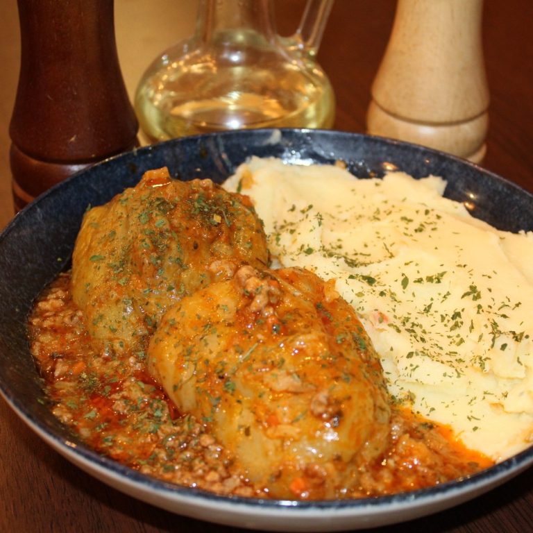 Punjene paprike sa mesom i pire krompirom – domaće kuvano jelo iz restorana Dedina Tajna Novi Sad