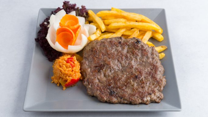 Pljeskavica sa lepinjom, lukom i pomfritom u restoranu Dedina Tajna Novi Sad