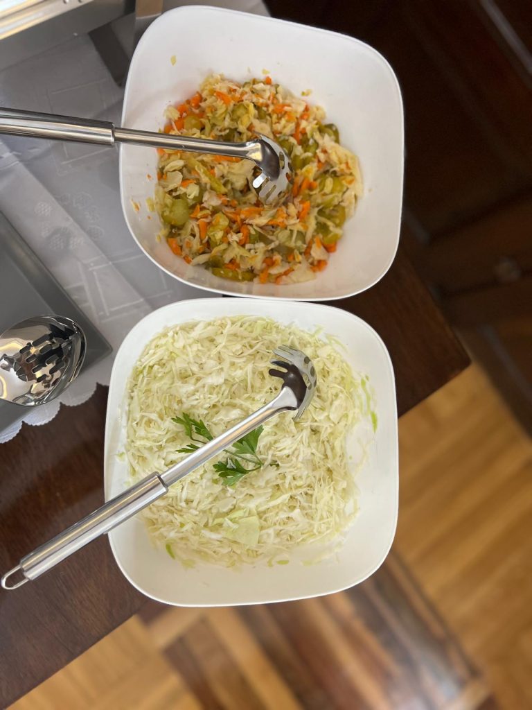 Sveža kupus salata i posni prilozi iz keteringa Dedina Tajna Novi Sad