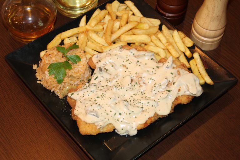 Pilećka bečka šnicla u sosu od šampinjona Pileća bečka šnicla u sosu od šampinjona Novi Sad – pomfrit Restoran Dedina Tajna